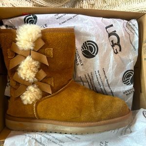 Super cute pair of Ugg Koolaburra bow boots!